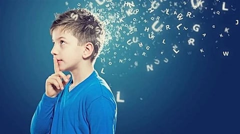 لا تزد توتره بتصحيح الأخطاء.. 5 طرق لمساعدة مصاب "التأتأة" توضحها "الصحة"