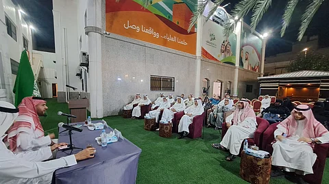 الشاعر سعود الصاعدي في أمسيته الشعرية بالنادي الأدبي الثقافي بالطائف