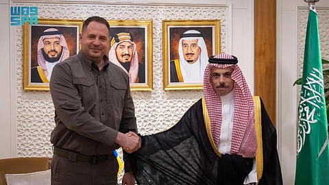 الأمير فيصل بن فرحان مستقبلًا مدير مكتب الرئيس الأوكراني اندريه يرماك