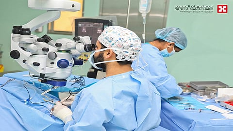 مجمع الدكتور سليمان الحبيب بالعليا يُجري جراحةً مجهرية معقدة لأربعيني عانى من ثقوب بالعينين وانفصال حاد بالشبكية