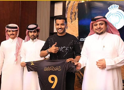 الفريق في الدرجة الرابعة.. الوادي يعيد "نايف هزازي" للملاعب