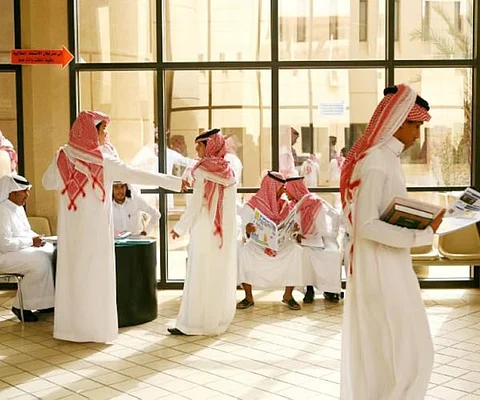 "إغلاق كليات بالجامعات السعودية لا تُوافق سوق العمل".. هنا مطالبات محفوفة بالتحديات!