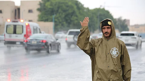 جهود المرور ورجاله أثناء هطول الأمطار في محافظة الطائف