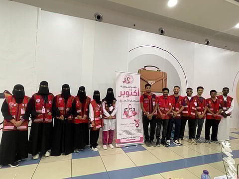 الهلال الأحمر بجازان ينفذ حملة توعوية ومعرضًا للتوعية بسرطان الثدي