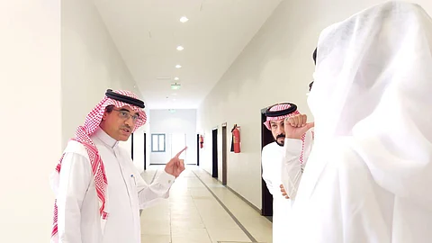 مدير "تعليم الطائف" يطّلع على أنشطة مركز الأمير سلطان وبيت الطالب