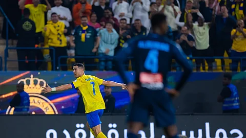 نجم النصر "كريستيانو رونالدو" يتصدر قائمة أعلى 5 لاعبين أجرًا بالدوري السعودي