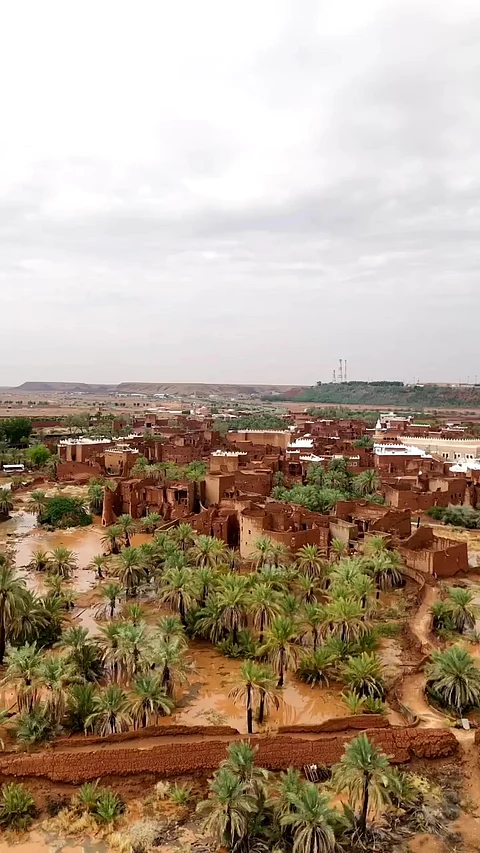 شاهد.. مياه السيول تشكل لوحات جمالية في القرية التاريخية بأشيقر
