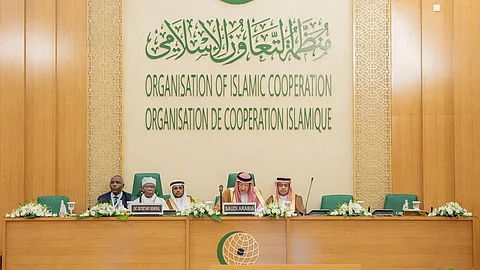 نائب وزير الخارجية وليد الخريجي خلال مشاركته في مؤتمر المانحين بجدة