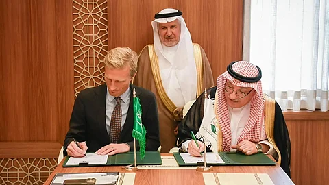 زياد ميمش وكارل سكاو يوقعان الاتفاقية بحضور الدكتور عبدالله الربيعة
