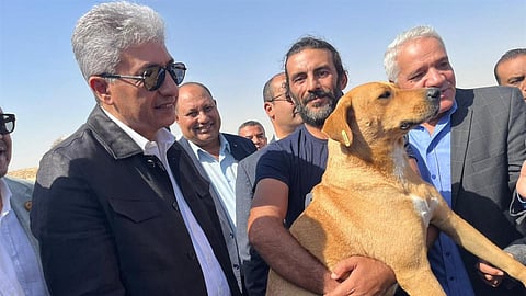 وزير السياحة المصري يلتقط صورة مع "كلبة الأهرام" صاحبة المليار مشاهدة