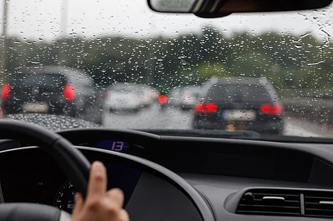 مع بدء موسم الأمطار.. 5 خطوات مهمة قبل قيادة سيارتك على الطريق