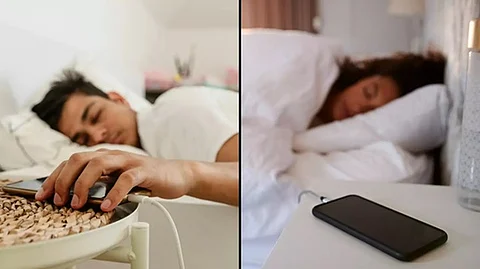 اتباع إحداهما يكفي.. طبيب أمريكي: نصيحتان لمن يرغب في النوم بالقرب من هاتفه ليلاً