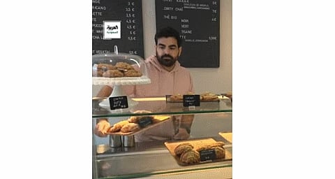 بالفيديو.. طبيب سعودي يبدّل مشرط الجراحة بمخبز للكليجا في قلب باريس لنشر تراث المملكة