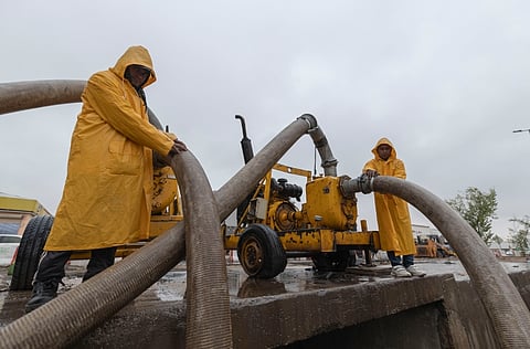 "حفر الباطن" تشهد هطول أمطار متفرقة من متوسطة إلى غزيرة