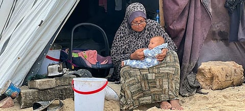 امرأة فلسطينية تحتضن طفلها