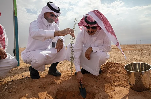 محافظ حفر الباطن الأمير عبدالرحمن بن عبدالله خلال تدشينه غابة الغاف