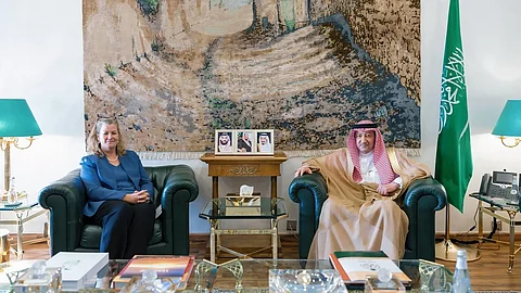 وليد الخريجي مستقبلًا نائبة المفوض السامي للأمم المتحدة لشؤون اللاجئين كيلي كليمنتس