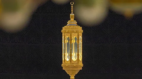 فوانيس الحِجْر في المسجد الحرام.. جمالياتٌ معمارية وصيانة يومية دقيقة