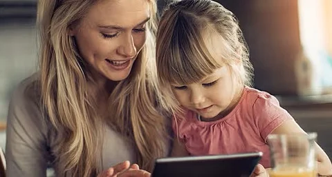 متى تقدم الأجهزة الذكية للأطفال؟ خبراء: 6 قواعد للوالدين من أجل أفضل استفادة للطفل