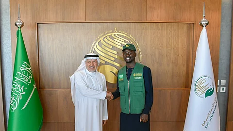 لاعبُ النصر "ساديو ماني" أولُ لاعب دولي أجنبي يتطوّع مع مركز الملك سلمان للإغاثة