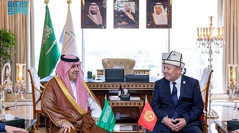 حسام العنقري مستقبلًا رئيس غرفة الحسابات في قيرغيزستان أكماتوف المازبيك
