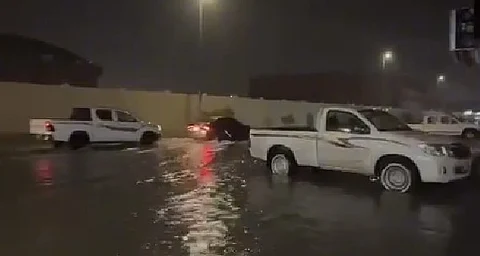 أمطار غزيرة تعطّل الحركةَ المرورية وتغمر شوارعَ رفحاء وضواحيَها