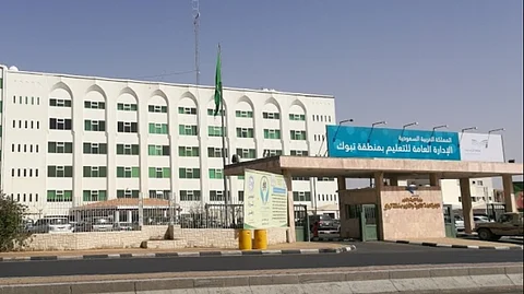 الهدوء وتجنُّب التزاحم.. "تعليم تبوك" تبرز إرشادات السلامة أثناء النزول من الحافلة المدرسية