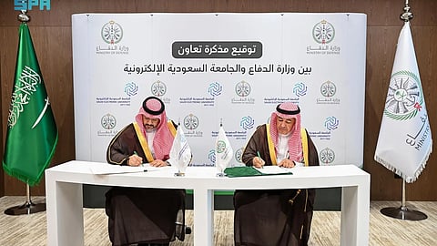وزارة الدفاع والجامعة السعودية الإلكترونية توقعان مذكرة تعاون وبرنامجين تنفيذيين لدعم التعليم والتدريب
