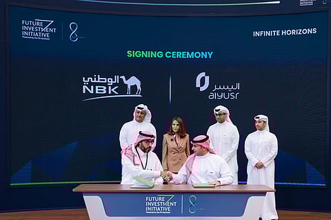 مراسم توقيع الاتفاقية بين اليسر للإيجارة والتمويل وبنك الكويت الوطني