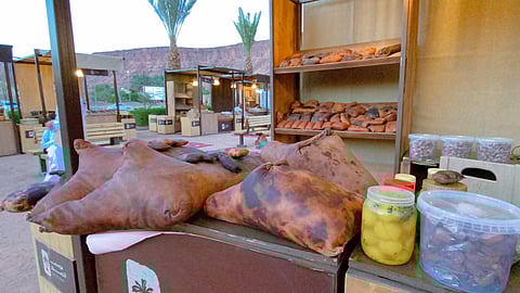 بالصور.. السعودية "أم بدر" لـ"سبق": هكذا كنا نعالح جلود الغنم لصناعة "الشنّة".. ومنتجاتنا التراثية تعجب زوارنا من أنحاء العالم