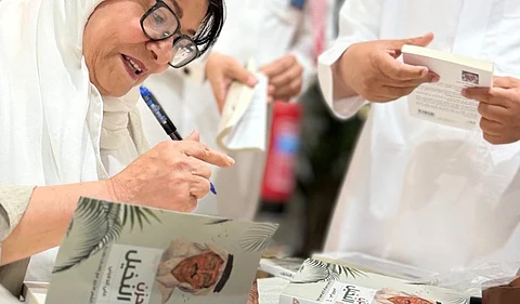 وقعته "فوزية العيوني" بثقافة الدمام.. "أدبي الطائف" يدشن ديوان حزن النخيل لـ"علي الدميني"