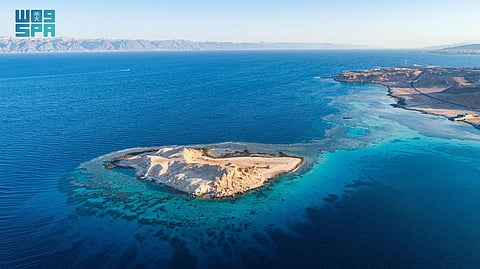 شاهد لؤلؤة السعودية الباسمة .. "حقل": طبيعة بكر ومتحف مفتوح تتوزع لوحاته على جنبات الطريق