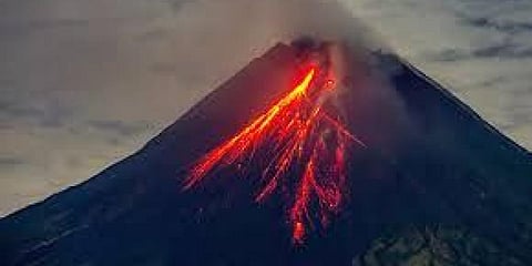 ثوران بركاني في إندونيسيا ينفث دخاناً بارتفاع 9 كم