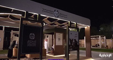 فيديو.. "باص الحرفي" يواصل رحلاته بحفر الباطن حاملًا عبق الماضي وأصالة الحرف اليدوية