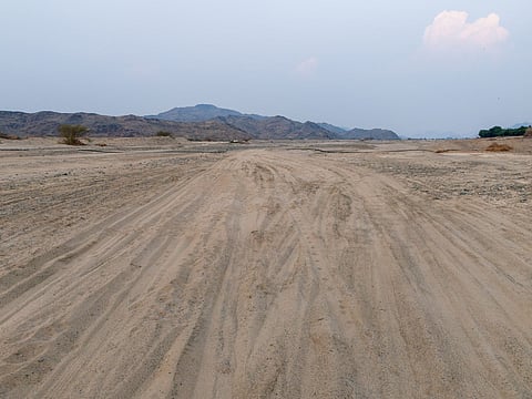 سكان قرية الحبيقي بمكة: الاتصالات معدومة والسيول تعزلنا