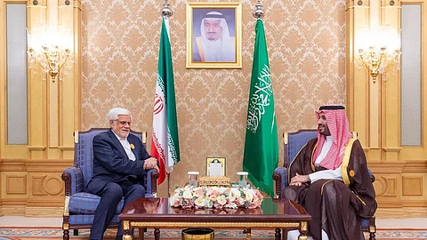 الأمير محمد بن سلمان خلال لقائه النائب الأول لرئيس إيران محمد رضى عارف