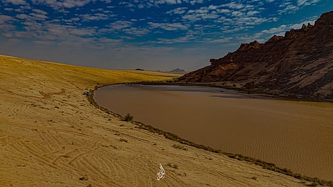 بالفيديو .. مياه الأمطار تُحاكي عراقة جبال المسمى في مشهد طبيعي ساحر غرب حائل