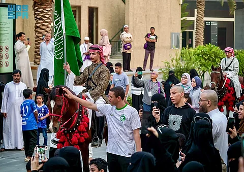 "مسرح النور" في حي حراء الثقافي بمكة يستقطب الزوار لأجواء المرح