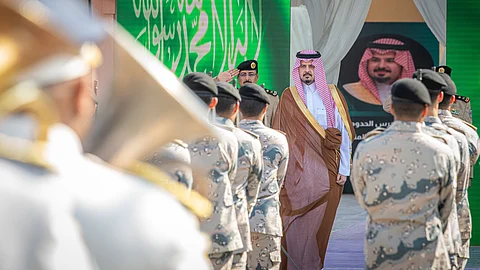 أمير المدينة المنورة سلمان بن سلطان خلال زيارته مقر قيادة حرس الحدود بالمنطقة