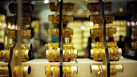 الذهب يواصل تسجيل تراجعه.. وبعض الأنواع تنخفض 4%