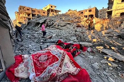 جثث مغطاة بالبطانيات تستقر على الحطام في غزة جراء العدوان الإسرائيلي