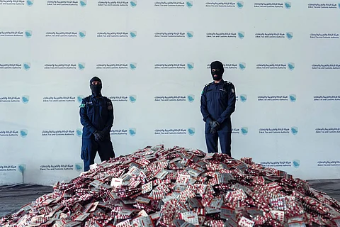 "الجمارك": ضبط إرساليات أوانٍ منزلية وغسالات مُلغّمة بـ 645 ألف حبة محظورة وكمية من "الشبو"