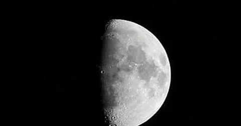 يُرصَد بسماء العالم العربي.. "فلكيّة جدة": القمر الأحدب يقترن بعملاق النظام الشمسي الليلة