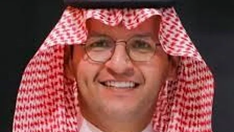 "العتيبي" محذِّرًا: الهواتف الذكية ووسائل التواصل عزلتْنا عن أقرب الناس إلينا