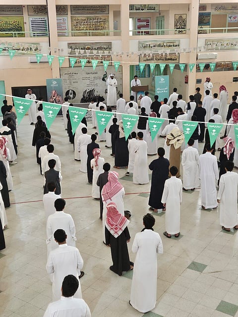 شاهد.. أكثر من 12 ألف طالب وطالبة ينتظمون في مقاعد الدراسة بشقراء