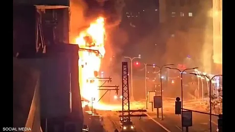 شظايا صاروخ تسبب حريقا وتقطع التيار الكهربائي في تل أبيب