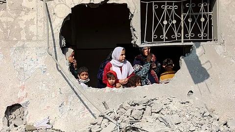 فلسطينيون يحدقون بالدمار الذي أعقب غارة إسرائيلية على جباليا