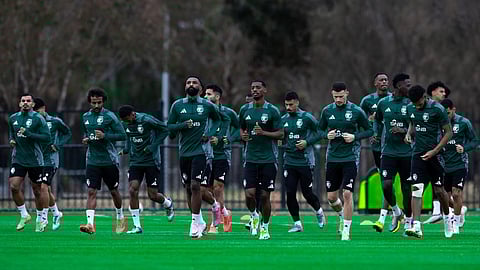 لاعبو المنتخب السعودي الأول لكرة القدم خلال التدريبات الجماعية