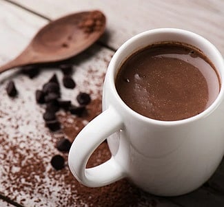 بعد وجبة دسمة.. دراسة: كوب من الكاكاو قد يحميك من آثار الأطعمة الدهنية الخطيرة!