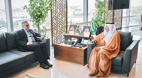 عبدالله الربيعة خلال لقائه سفير قبرص لدى السعودية مايكل أليكسيوس فيدونس